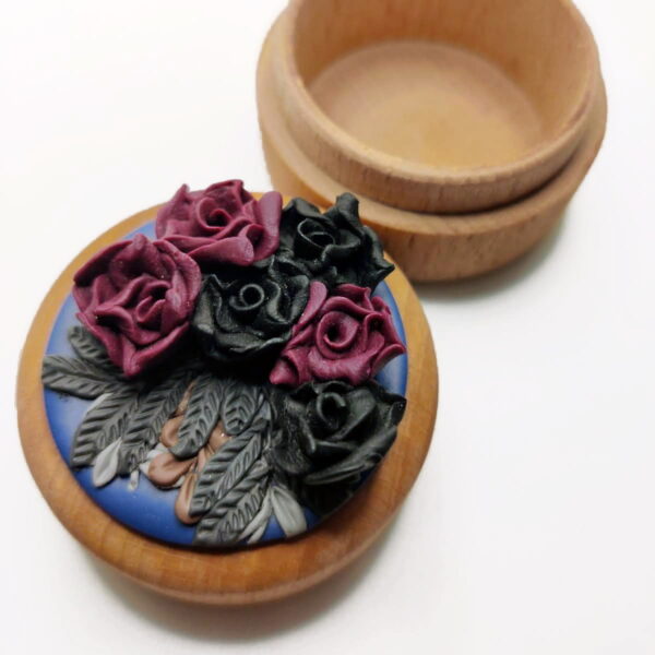 Cajita de Madera con Rosas - Elegancia artesanal para joyas especiales - Imagen 5