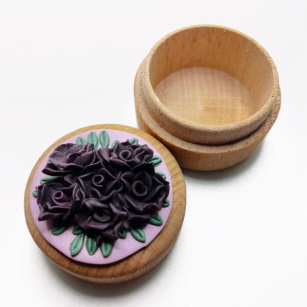 Cajita de Madera con Rosas - Elegancia artesanal para joyas especiales - Imagen 2