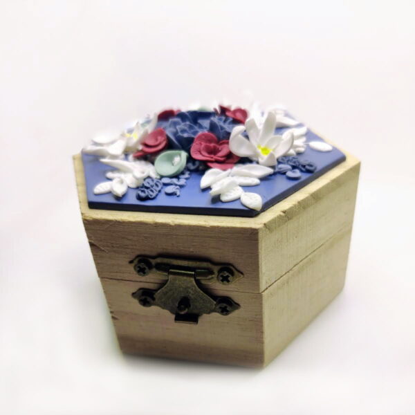 Joyero Hexagonal de Madera - Diseño floral artesanal en azul - Imagen 2