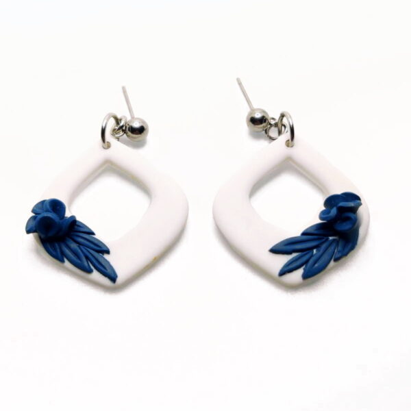 Pendientes Flores Azules - Delicadeza artesanal con un toque único - Imagen 2