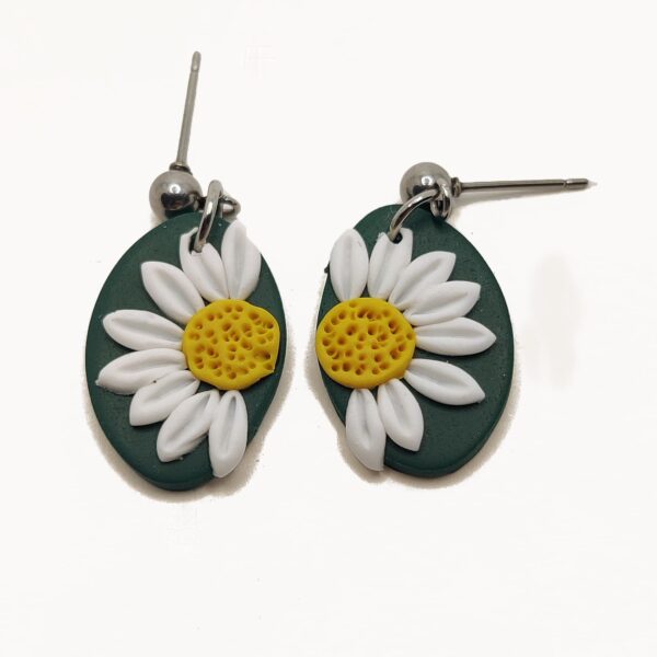 Pendientes Fragmento de Margarita - Diseño Floral Hecho a Mano en Arcilla Polimérica - Imagen 2