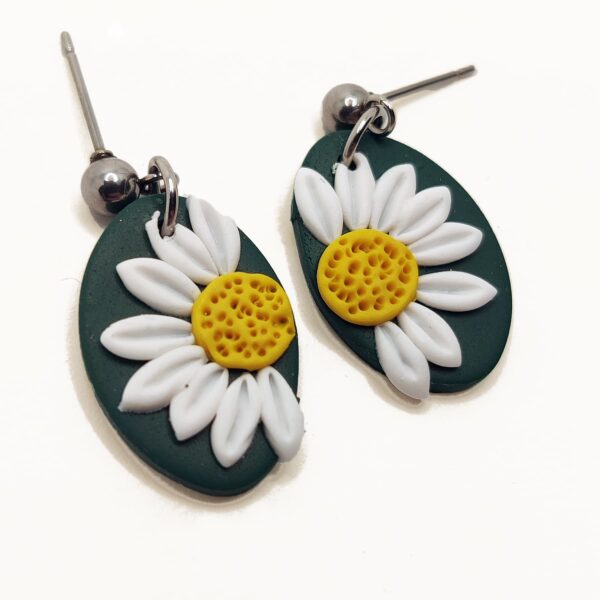 Pendientes Fragmento de Margarita - Diseño Floral Hecho a Mano en Arcilla Polimérica