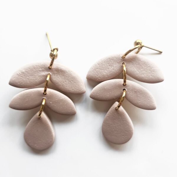 Pendientes Penélope – Joyería artesanal con diseño elegante y orgánico - Imagen 3