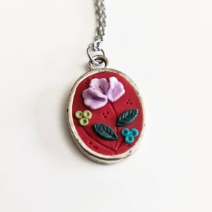 Colgante artesanal floral de arcilla polimérica con flores primaverales