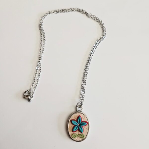 Joya artesanal con flores verdes en arcilla polimérica – collar único - Imagen 2