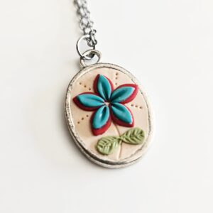 Joya artesanal con flores verdes en arcilla polimérica – collar único