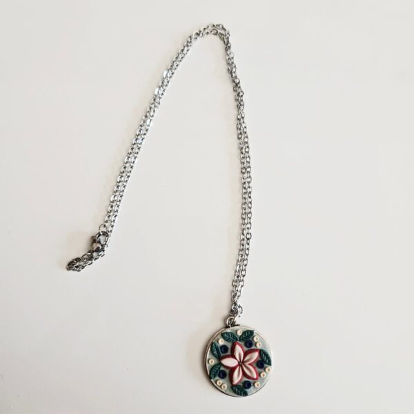 Colgante primaveral con flores modeladas a mano – pieza exclusiva - Imagen 2