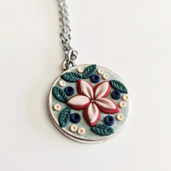 Colgante primaveral con flores modeladas a mano – pieza exclusiva