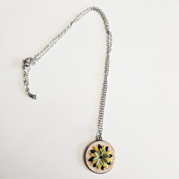 Collar handmade con flores en arcilla polimérica – diseño único en tonos ácidos - Imagen 2