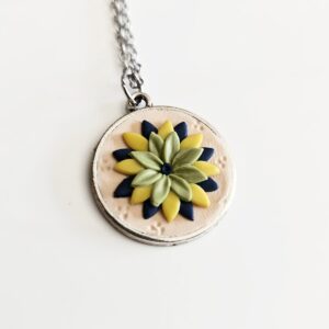 Collar handmade con flores en arcilla polimérica – diseño único en tonos ácidos