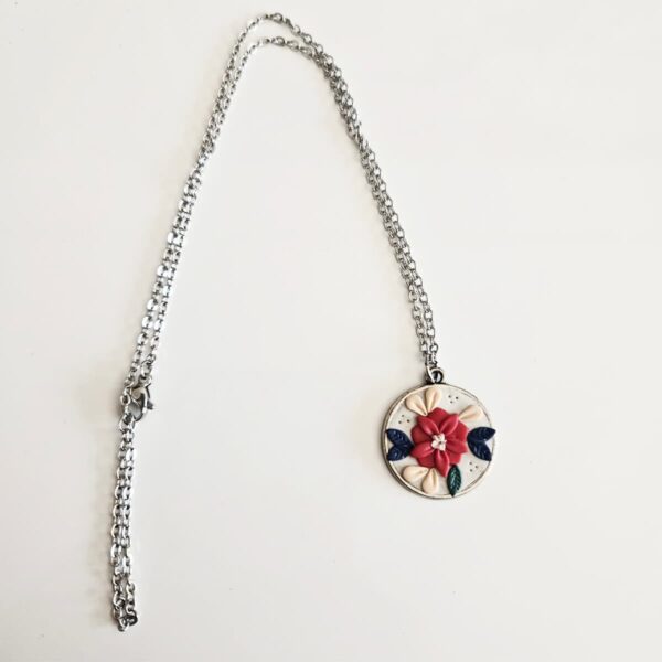 Joya artesanal con flores de colores en arcilla polimérica – collar único - Imagen 2