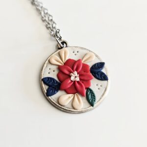 Joya artesanal con flores de colores en arcilla polimérica – collar único