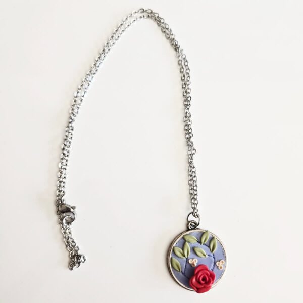Collar con rosa roja sobre zamak – diseño exclusivo - Imagen 2