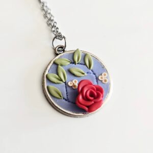 Collar con rosa roja sobre zamak – diseño exclusivo