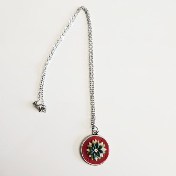 Collar con flores y hojas artesanales – joya hecha con mimo - Imagen 2