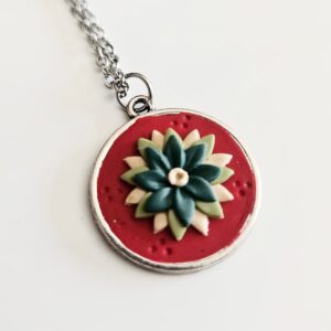 Collar con flores y hojas artesanales – joya hecha con mimo