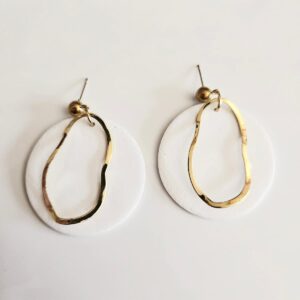 Pendientes circulares con aro asimétrico – Minimalismo con carácter artesanal