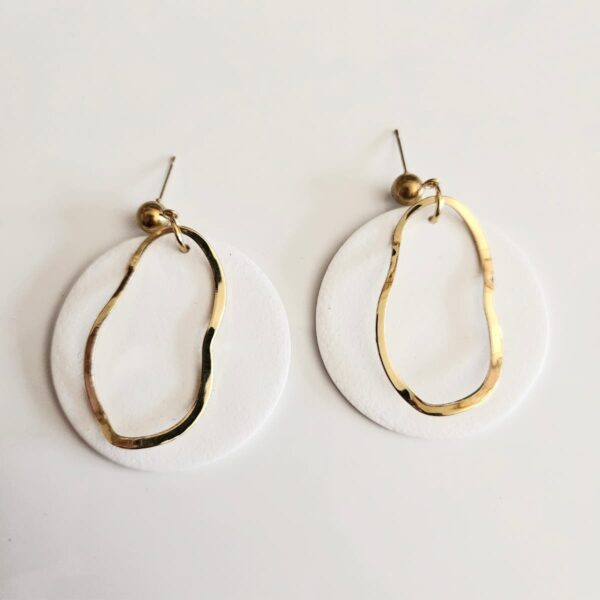 Pendientes circulares con aro asimétrico – Minimalismo con carácter artesanal