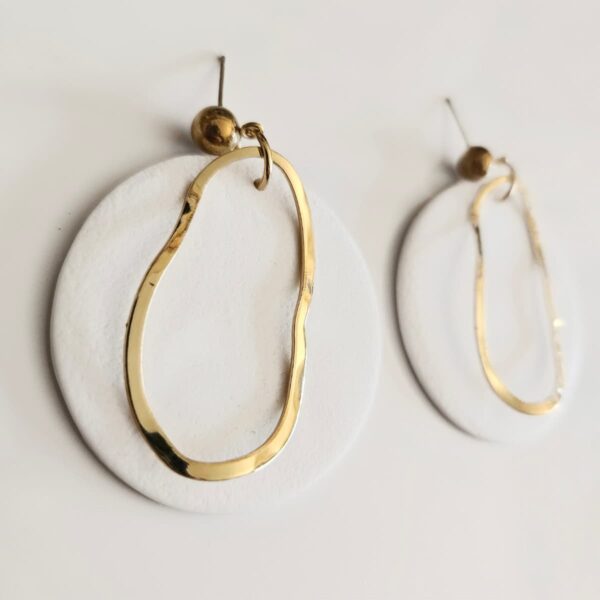 Pendientes circulares con aro asimétrico – Minimalismo con carácter artesanal - Imagen 2