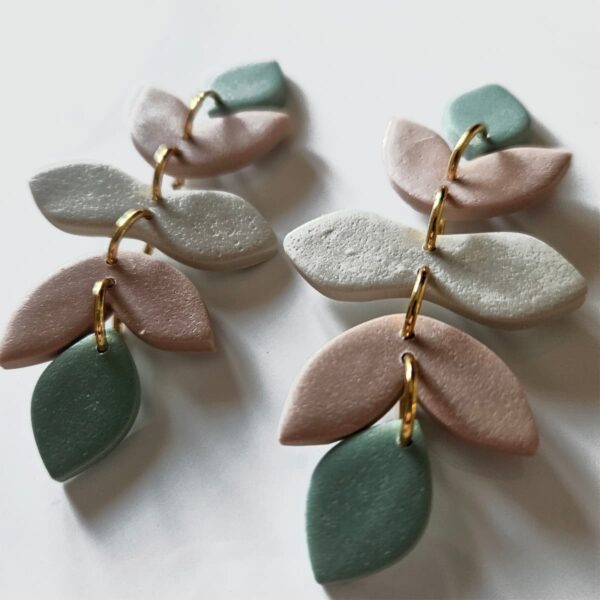 Pendientes Galatea – Joyería artesanal en tonos pastel - Imagen 2
