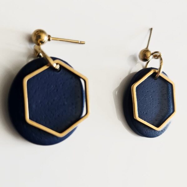 Pendientes ovalados con detalle hexagonal – Elegancia geométrica hecha a mano - Imagen 3