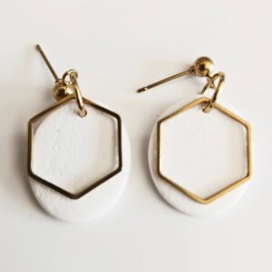Pendientes ovalados con detalle hexagonal – Elegancia geométrica hecha a mano