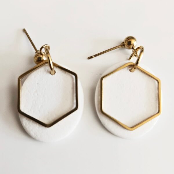 Pendientes ovalados con detalle hexagonal – Elegancia geométrica hecha a mano