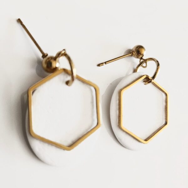 Pendientes ovalados con detalle hexagonal – Elegancia geométrica hecha a mano - Imagen 2