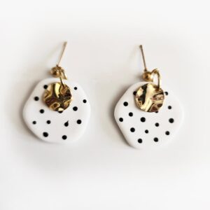Nocturna – Pendientes asimétricos blancos con hoja de latón y puntos negros