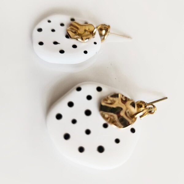 Nocturna – Pendientes asimétricos blancos con hoja de latón y puntos negros - Imagen 2