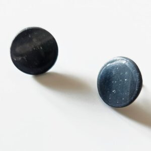 Pendientes botón grisáceos – Minimalismo artesanal