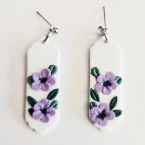 Pendientes artesanales blancos con flores lilas