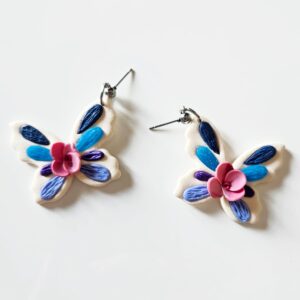 Pendientes mariposa – Artesanía en tonos azules y rosa