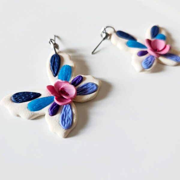 Pendientes mariposa – Artesanía en tonos azules y rosa - Imagen 2