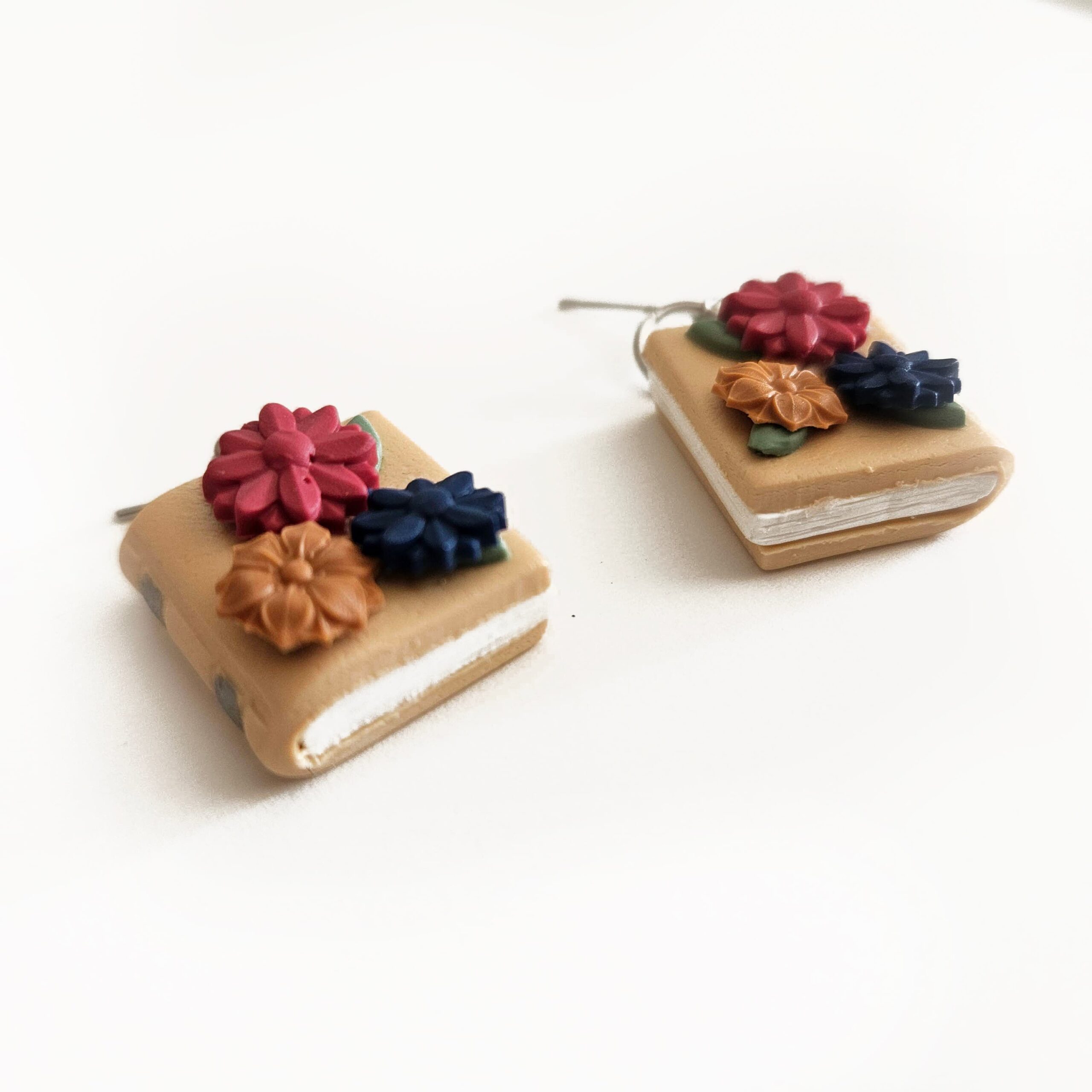 Pendientes de Libro - Hecho a mano en arcilla polimérica