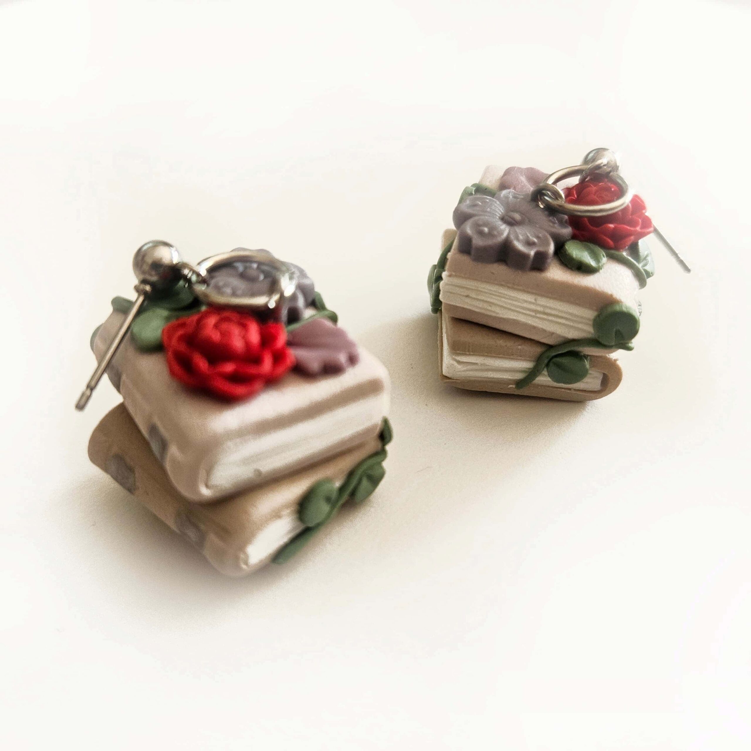 Pendientes Torre de Libros – Hechos a mano en arcilla polimérica, exclusivos